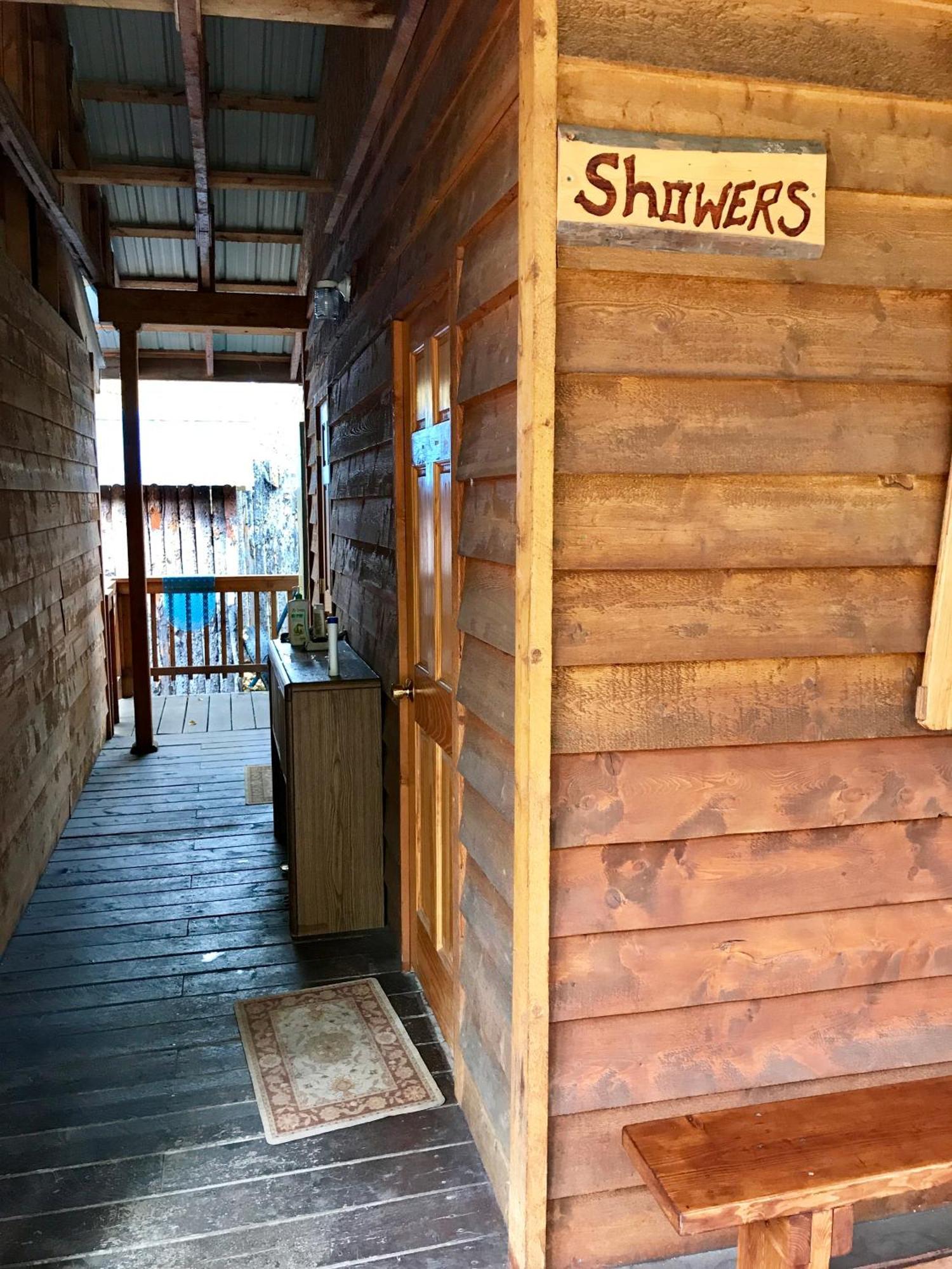 Sven'S Basecamp Hostel Fairbanks Exterior photo